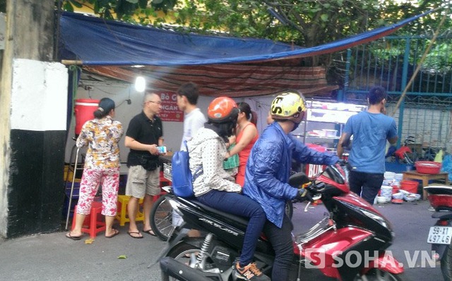 Chở cả con và mẹ ruột đến nhưng chị Thu ở quận 3 đành phải quay về vì quán bán hết bún. Theo chị Thu thì gia đình chị cũng hay đến quan ăn bún nhưng hôm nay chị bất ngờ vì quán bán hết sớm. Còn anh Quang làm công nhân bên quận 7 đọc báo thấy quán có treo bảng hài hước nên chở bạn đến ăn thử nhưng hết bún cũng đành quay về.