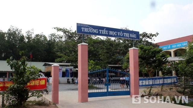 trường tiểu học Võ Thị Sáu, phường Mỹ Phước, thị xã Bến Cát nới 15 học sinh phải nhập viện cấp cứu sau khi ăn bữa trưa do công ty Phú Nhật Hào nấu.