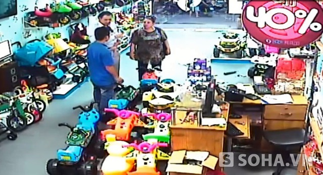 Sau trộm được tiền người đàn ông này còn rút từ túi áo ra 50 nghìn bo cho nhân viên cửa hàng