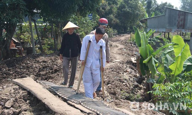 Từ khi đi lắp chân giả nhà hảo tâm gửi tặng, anh Nam vẫn rất ngượng chưa thể di chuyển thuần thục được nên vẫn phải dùng đôi nạng