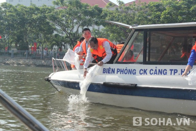  Ông Tất Thành Cang, Phó Chủ tịch UBND TP.HCM tham gia thả cá.