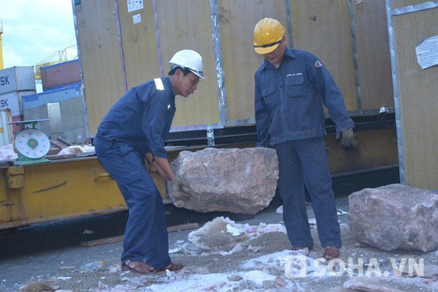 Công nhân khiêng các khối đá cẩm thạch giả.