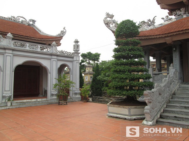 
Nơi một trong hai ngôi mộ bị đào xới nằm ở một khóc nhỏ, khuất trong khuôn viên rộng lớn của chùa Bảo Trai.
