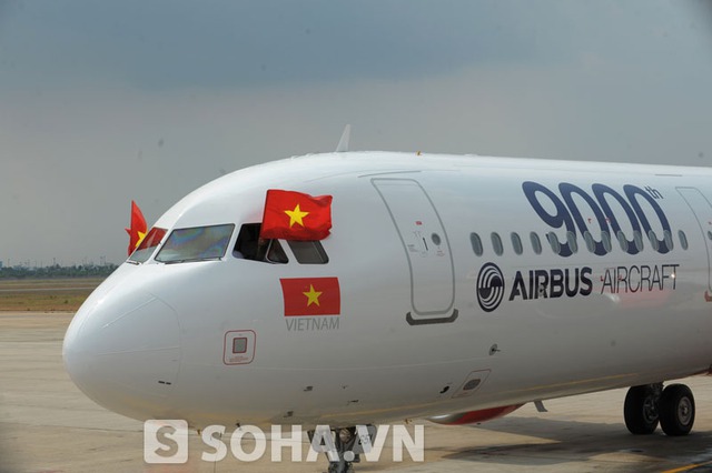 Chiếc máy bay được sơn biểu tượng “Airbus 9000th Aircraf”, ghi dấu cột mốc chiếc tàu bay thứ 9000 xuất xưởng của tập đoàn Airbus.