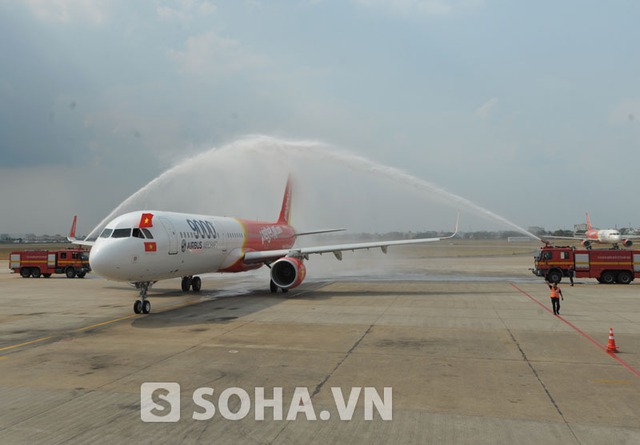 Nghi thức phun nước rửa, đón chào chiếc A321.