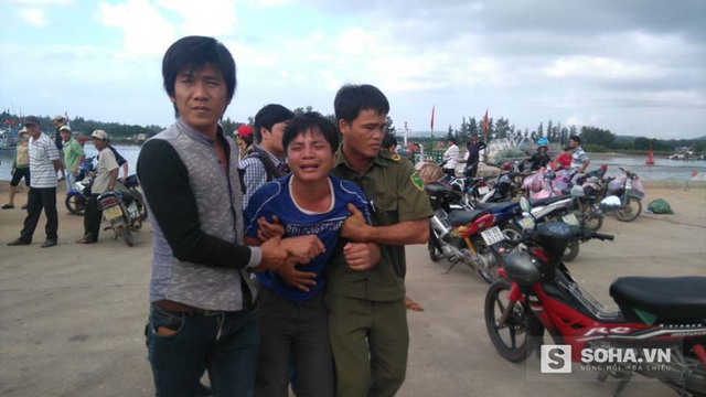 
Anh Trương Đình Huynh, con trai ông Bảy bị kích động mạnh và được đưa về nhà.
