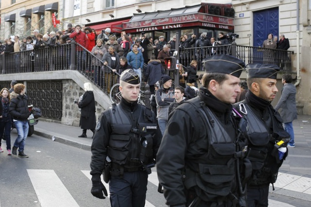 Cảnh sát tuần tra gần quảng trường Place de la République.