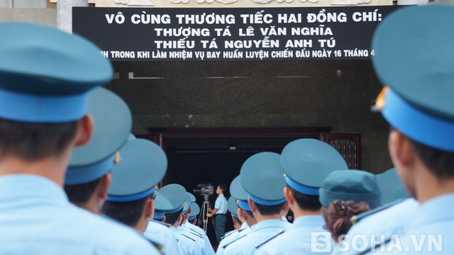 Ngay từ sáng sớm những đồng đội của hai phi công đã tập trung tại nhà tang lễ Bộ Quốc phòng phía Nam để chuẩn bị lễ viếng, truy điệu