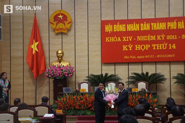 
Ông Nguyễn Thế Thảo tặng hoa ông Nguyễn Đức Chung.
