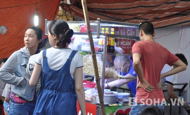 Dù quán mới mở cửa được vài phút nhưng người đến ăn bún đã ngồi hết ghế, có người phải đứng chờ đến lượt.