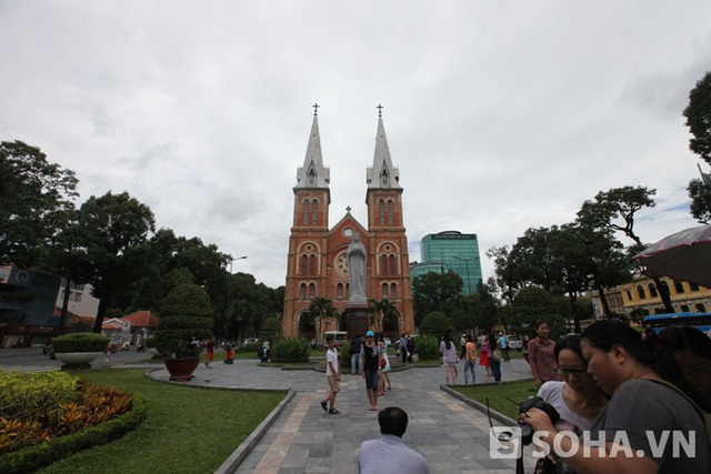 Đến năm 1959 tượng Đức Mẹ Hoà Bình được đặt phía trước nhà thờ và từ đây có tên gọi là Nhà Thờ Đức Bà. Đây là tượng do Linh mục Giuse Phạm Văn Thiên đặt từ Ý vận chuyển về Việt Nam.