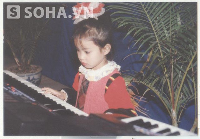 
Ảnh chụp Mi Vân năm 4 tuổi, lúc này cô đã học chơi piano.
