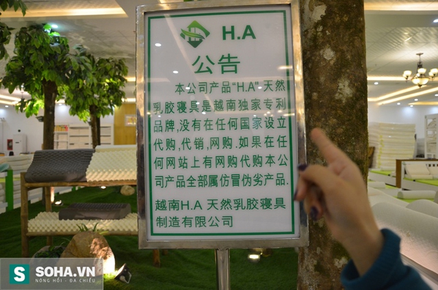 Biển quảng cáo bên trong showroom chỉ toàn tiếng Trung Quốc. Bảng quảng cáo này ghi nội dung: “Sản phẩm độc quyền của H.A được làm từ cao su nguyên chất Việt Nam. Sản phẩm của chúng tôi không có ở bất cứ đại lý nào khác và không bán trên mạng”.