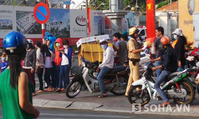 Nhưng khi biết thông tin không được vào bên trong thì họ vẫn đứng bên ngoài chờ