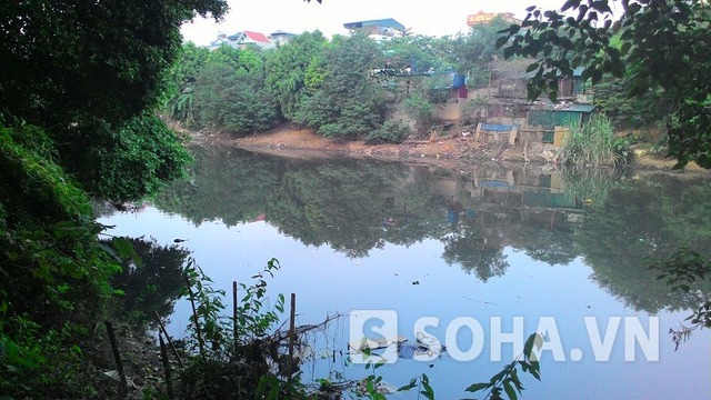 
Nhiều gia đình đành tặc lưỡi khoan giếng khoan tại nhà để dùng nước mặc dù nguồn nước ngầm cạnh sông Tô Lịch như thế này không chắc có an toàn.
