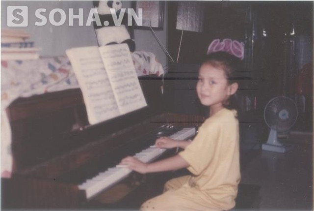 
Cô bé rất chăm chỉ luyện tập piano
