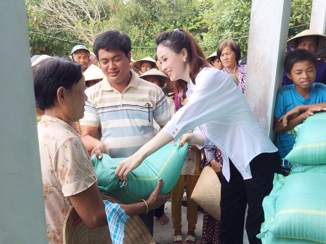 
Người đẹp vô cùng hạnh phúc khi hành động nhỏ của mình mang lại những bữa cơm no cho người dân nghèo.
