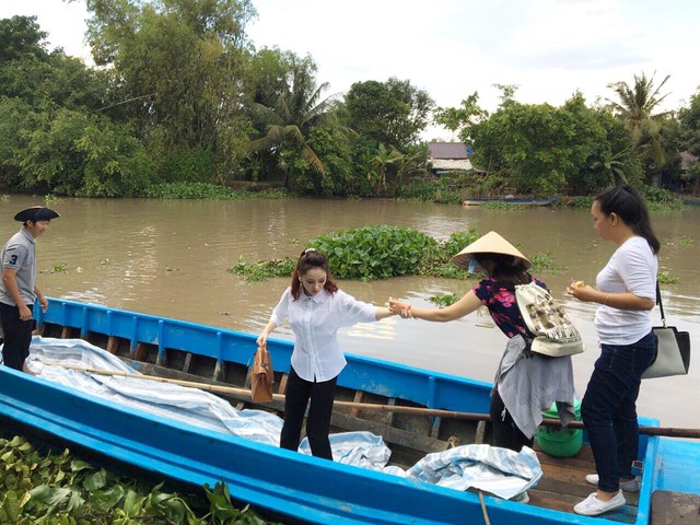 
Mới đây, cô vừa có chuyến đến thăm và tặng quà cho người dân nghèo ở ấp Thạnh Mỹ, xã Thạnh Lộc, tỉnh Kiên Giang.
