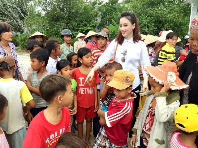 
Thái Như Ngọc chia sẻ: “Chung tay vì cộng đồng không những là sự chia sẻ mà còn là trách nhiệm của mỗi người đẹp, những người đã đăng quang trong các cuộc thi nhan sắc, đây là nghĩa cử để đền đáp cũng như cảm ơn may mắn mà cuộc đời đã ban tặng”.
