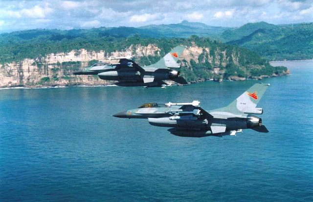 Tiêm kích F-16 của Indonesia tuần tra trên quần đảo Natuna.