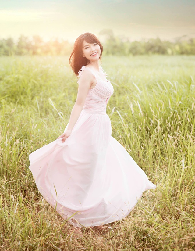 
Không chỉ có nhan sắc xinh đẹp, Lê Hà còn đam mê các hoạt động thiện nguyện. (Ảnh Chau Nguyen Jr).
