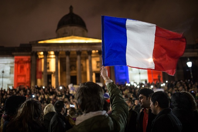 
Cờ Pháp được người dân London giơ cao tại quảng trường Trafalgar trong một lễ tưởng niệm các nạn nhân của vụ tấn công Paris ngày 13. Ảnh: Rob Stothard/Getty Images

