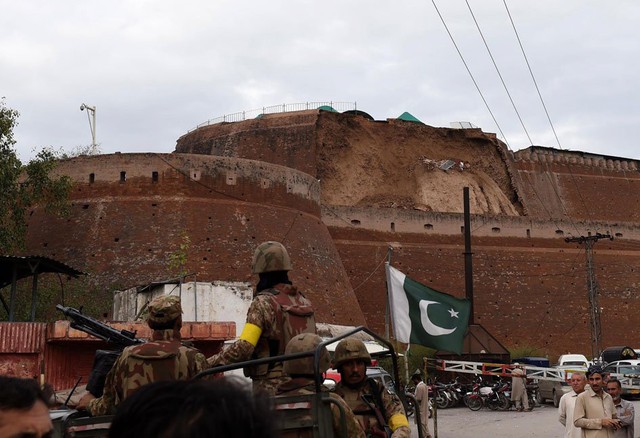 
Quân đội Pakistan quan sát một pháo đài bị hư hại do trận động đất gây ra ở Peshawar. Ảnh: AFP
