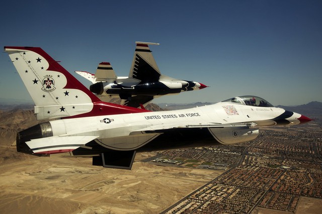 Đội bay biểu diễn Thunderbirds tại căn cứ không quân Nellis, Nevada.