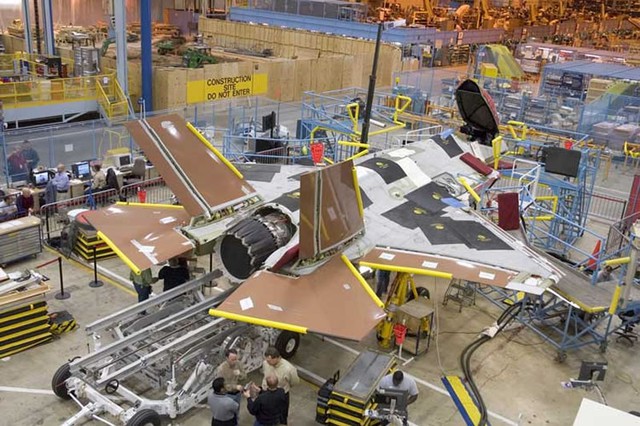 
Một chiếc F-35 đang được hoàn thiện tại nhà máy.
