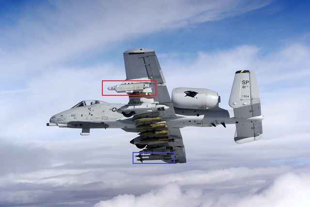 
Một chiếc A-10 trang bị hệ thống AN/ALQ-131 (khoanh đỏ) và bệ phóng LAU-114 với tên lửa AIM-9 Sidewinder (khoanh xanh)
