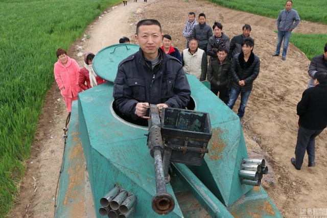 Chiếc xe tăng “Gìn giữ hoà bình” của anh Lưu thu hút sự chú ý của rất nhiều bà con trong làng