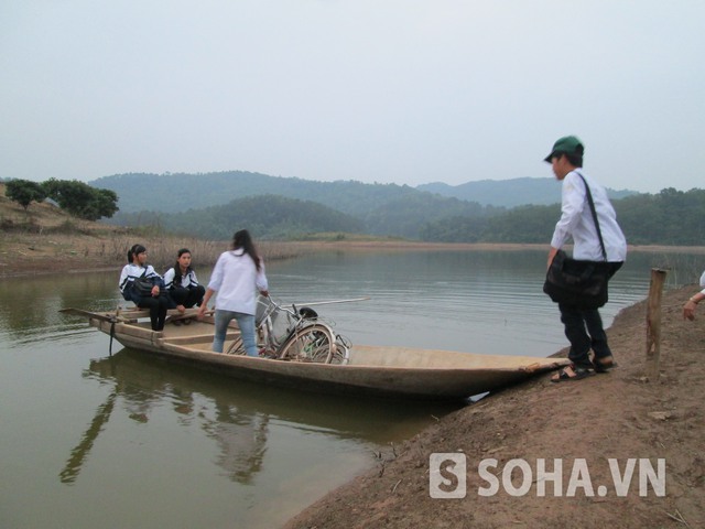Các học sinh học trung học thì tự chèo thuyền qua hồ Khuôn Thần để đi học ở trung tâm xã.