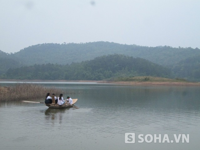 Các em học sinh ở Khuôn Thần phải luân phiên chèo thuyền qua dòng sông rộng lớn để đi học