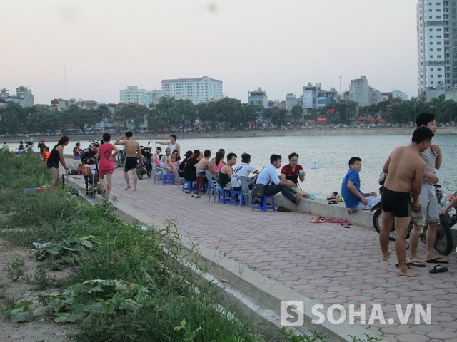 Đoạn đường chưa đến 50m nhưng có đến hơn chục quán nước được bày bán.