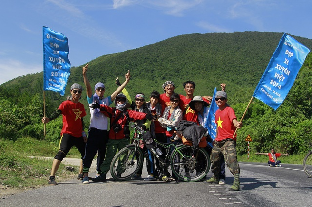 Ăn mừng chiến thắng trên đỉnh đèo Ngang- Quảng Bình trong hành trình Đạp xe xuyên Việt 2014.