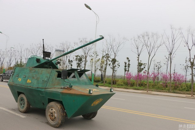 Chiếc xe tăng “Gìn giữ hoà bình” của anh Lưu thu hút sự chú ý của rất nhiều bà con trong làng