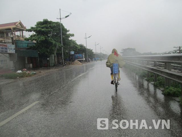 Theo dự định, ngày đầu tiên anh phải đi được 200km để đến Tp.Vinh nên mặc dù trời mưa anh Thi vẫn tiếp tục di chuyển.