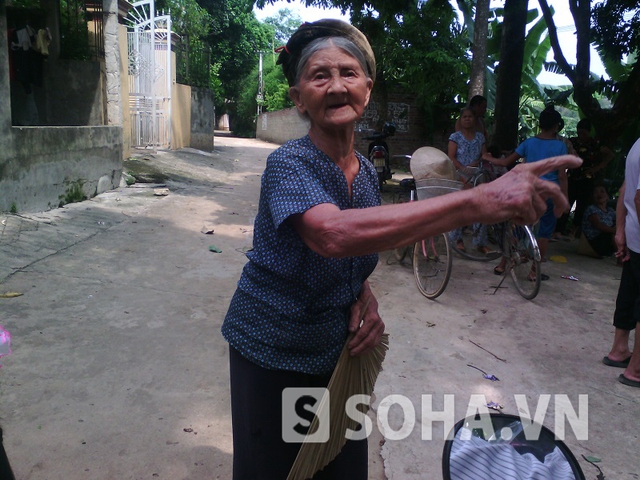 Cụ T. (90 tuổi, người dân khối 8, xã Phượng Lâu) bức xúc chia sẻ với PV về tình trạng ô nhiễm trầm trọng trên mương nước.