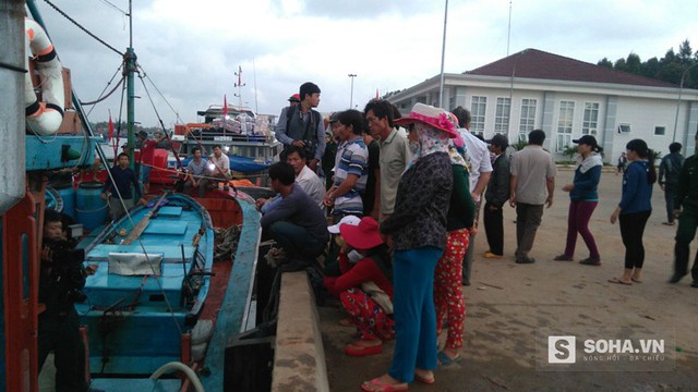 
Hàng chục người dân chờ đón con tàu và thuyền viên xấu số Trương Đình Bảy về nhà.
