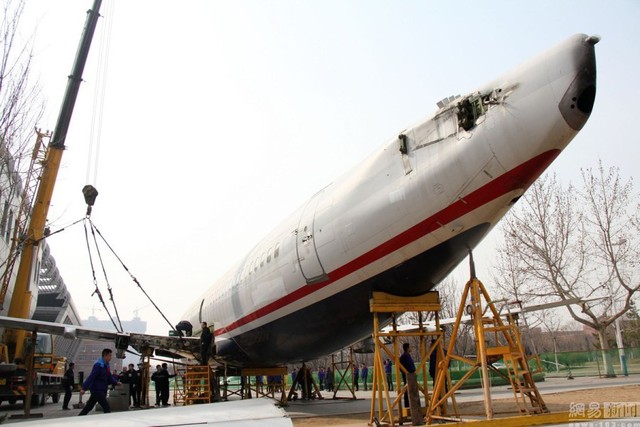 Ngày 12 tháng 3 năm 2015, nhân viên công ty Kỹ thuật máy bay Taigu đang tiến hành công việc lắp cánh cho máy bay Boeing 737-300.