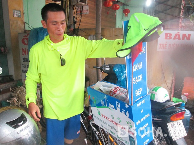 Với vài ba chai nước, một hai bộ quần áo, bộ đồ sửa xe, lá cờ Tổ quốc đỏ thắm cùng chiếc xe đạp, anh Thi đã một mình thực hiện cuộc hành trình.