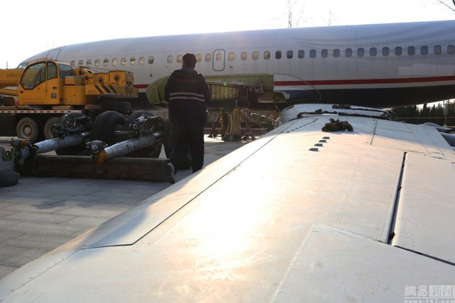 Ngày 11 tháng 3 năm 2015, nhân viên thi công đang chờ lắp ráp máy bay tại trường đại học Tân Châu. 