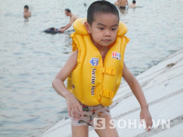 Có rất nhiều ông bố, bà mẹ đưa con mình đến đây tắm thay vì đưa con đi chơi công viên nước đúng tiêu chuẩn.