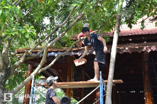 
Công nhân tiến hành tháo dỡ ngói
