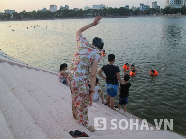 Bên cạnh trẻ con, thanh niên, còn có cả những bậc trung niên, người già đến đây tắm.