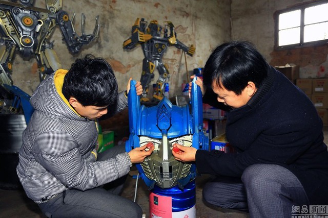 Hai cha con ông Lâm đang trao đổi cách lắp đầu Robot.