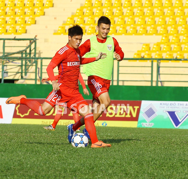 Tiền đạo Lê Công Vinh vượt qua sự truy cản của hậu vệ nhập tịch Đặng Văn Rober, thực hiện pha dứt điểm.