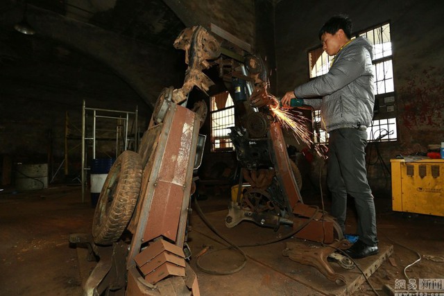 Anh Vân đang mài giũa cho Robot