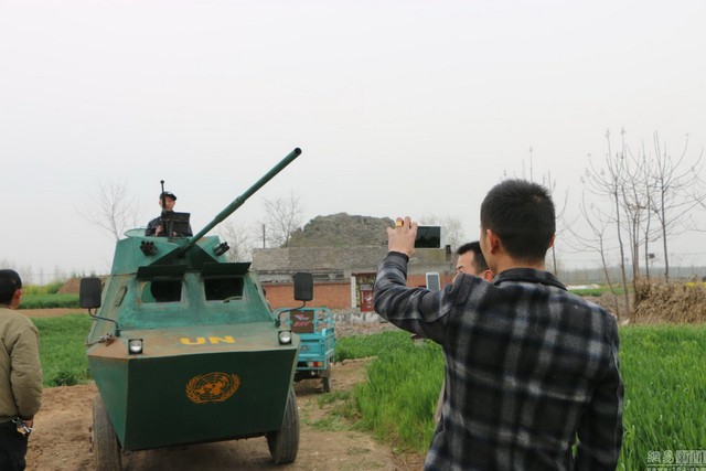 Người dân thi nhau chụp ảnh xe tăng của anh Lưu