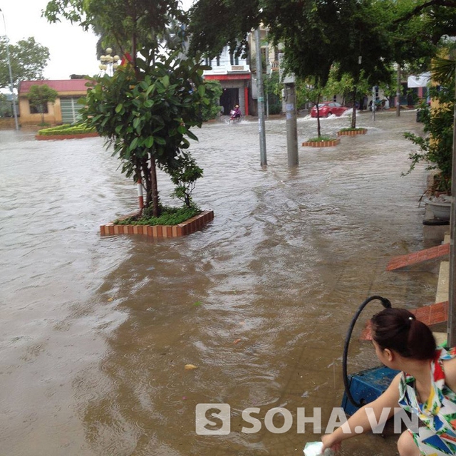 Tại khu vực hồ Tức Mặc, mưa lớn cũng làm cho khu vực này bị ngập úng hoàn toàn.